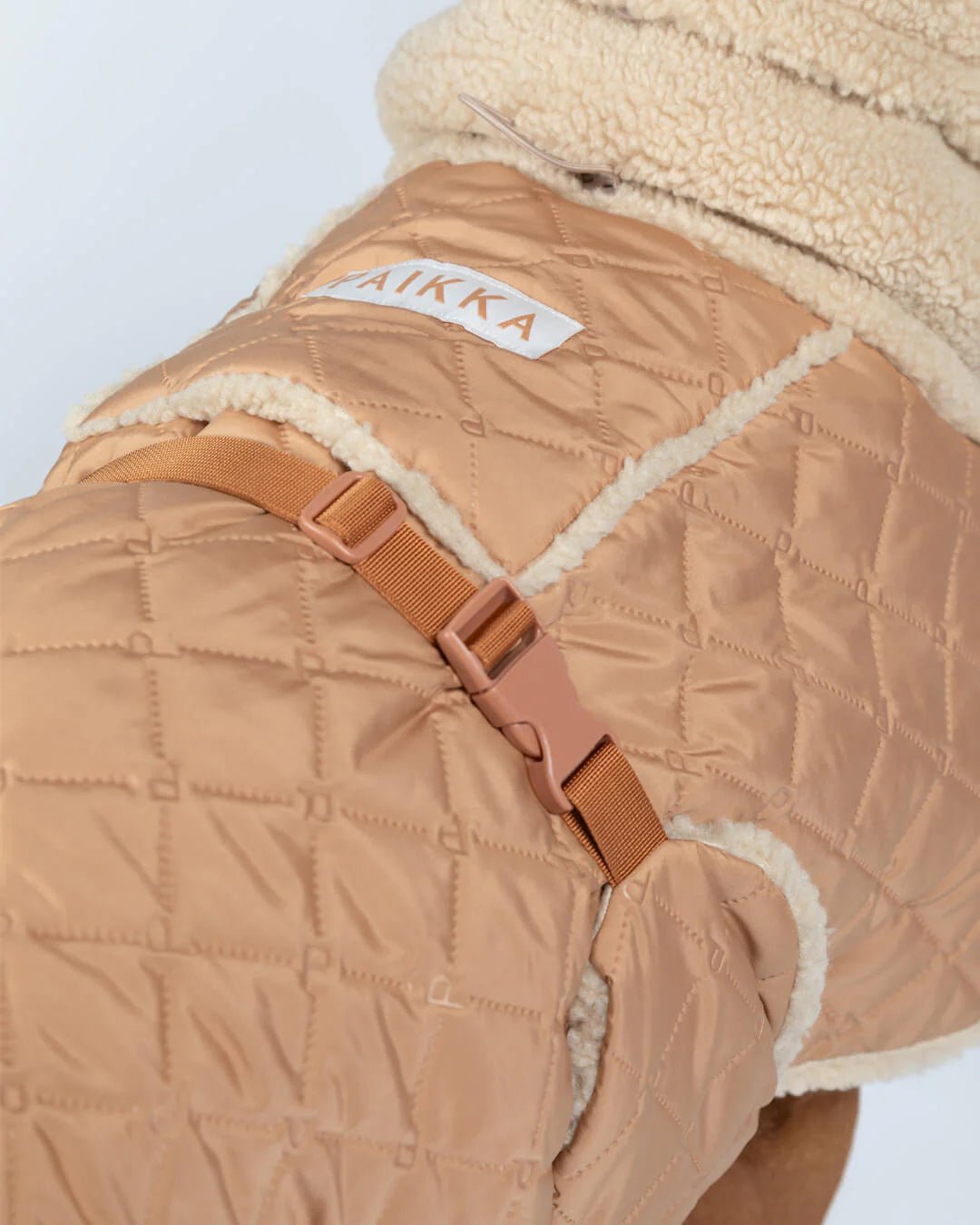 PAIKKA Quilted Sherpa Hundejakke Camel - HappyPuppy.dk